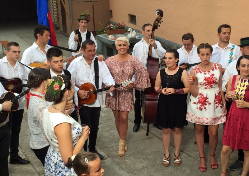 Colonia u naslovnoj pjesmi za seriju 'Zlatni dvori'