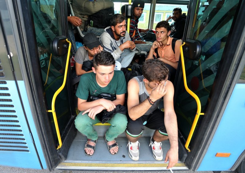 U kombiju prevozi 30-tak ilegalnih migranata, uhitila ga slovenska policija