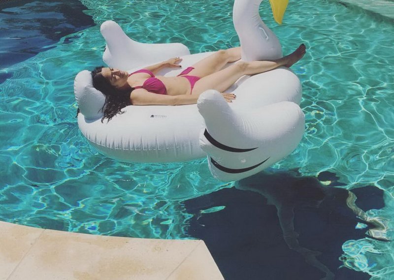 Salma Hayek u bikiniju čista je senzacija