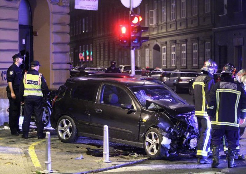 Projurio kroz crveno, udario u drugi auto i pokosio pješake