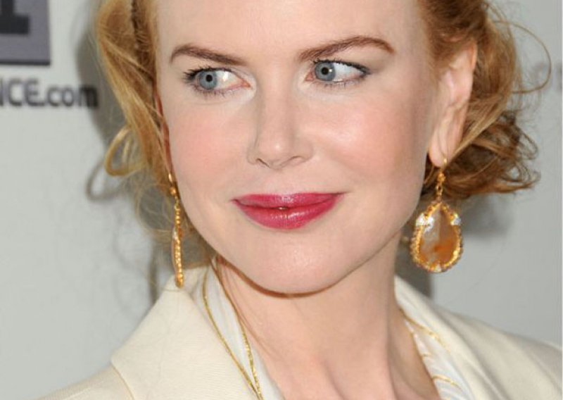 Nicole Kidman pali vatru seksi porukicama