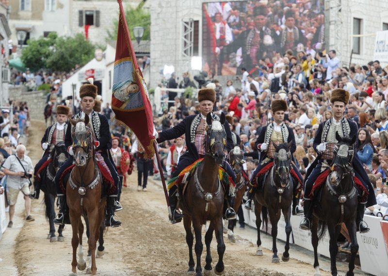 Alka bez zvižduka i s pozdravom osuđenim generalima u Haagu