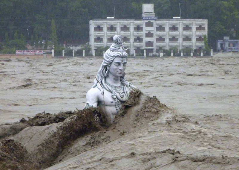 U Indiji u monsumskim kišama i poplavama poginulo 120 ljudi