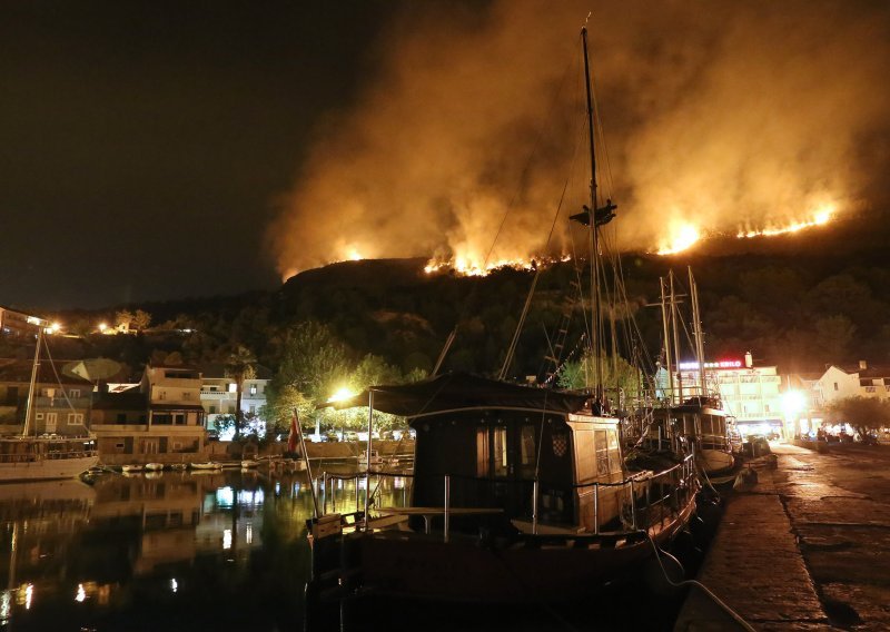 Kanaderi gase požar na Perunu kod Omiša