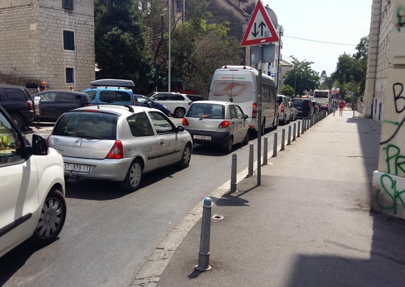 Kaos u Splitu: Policija pozvala građane da ne izlaze na ulice
