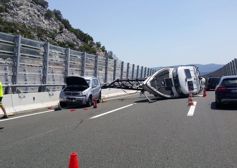 Na autocesti se prevrnuo gliser, opet gužva i kolone