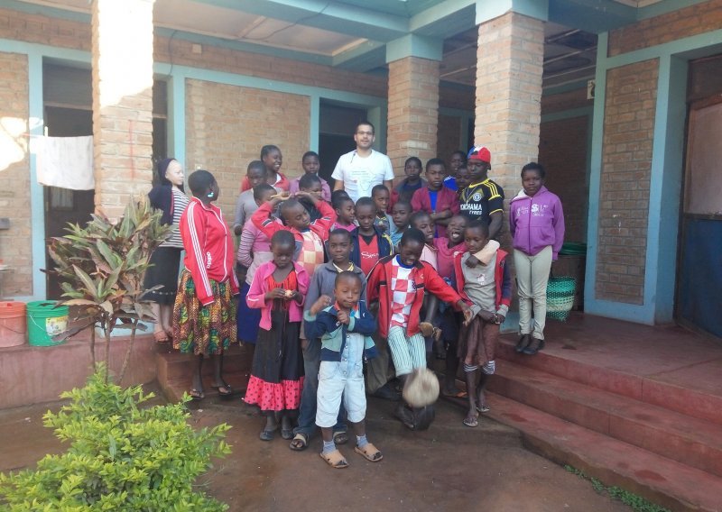 Dejan Nemčić u Tanzaniji uručio prve donacije školskog pribora afričkoj djeci