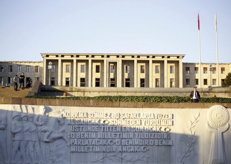 Zbog informacija o napadu evakuiran turski parlament