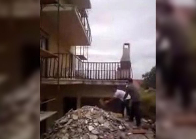 Ako niste znali, ovako Imoćani skidaju crijep s krova