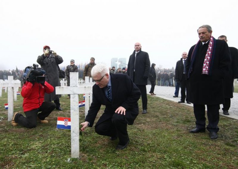 Josipović priprema moguća rješenja za ćirilicu u Vukovaru
