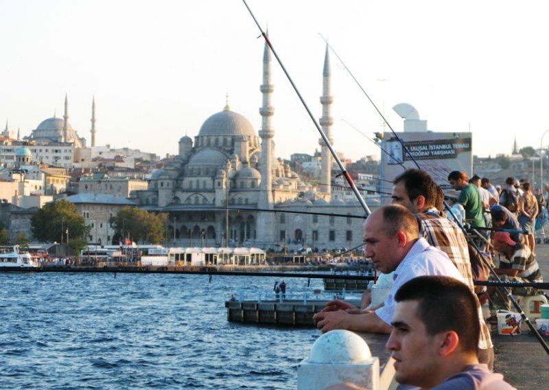 Tanker se zaletio u povijesnu palaču na istanbulskom Bosporu