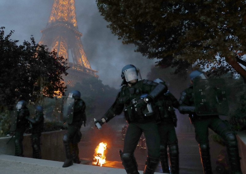 Navijački neredi u Parizu, policija koristila suzavac