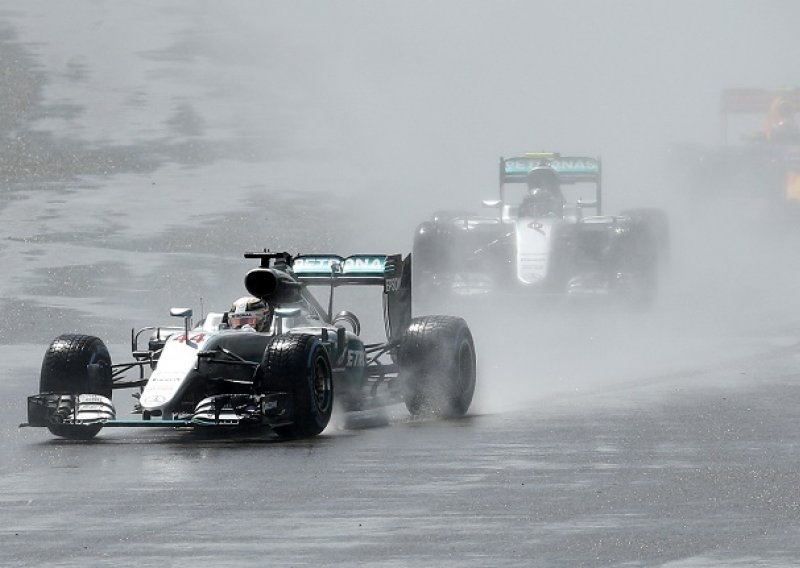 Hamiltonu trijumf u Silverstoneu, prednost Rosberga se topi!