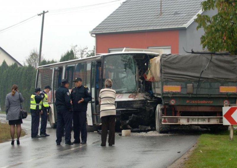 U sudaru kamiona i školskog autobusa ozlijeđeno troje djece!