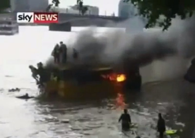 Zapalio se turistički brod u Londonu