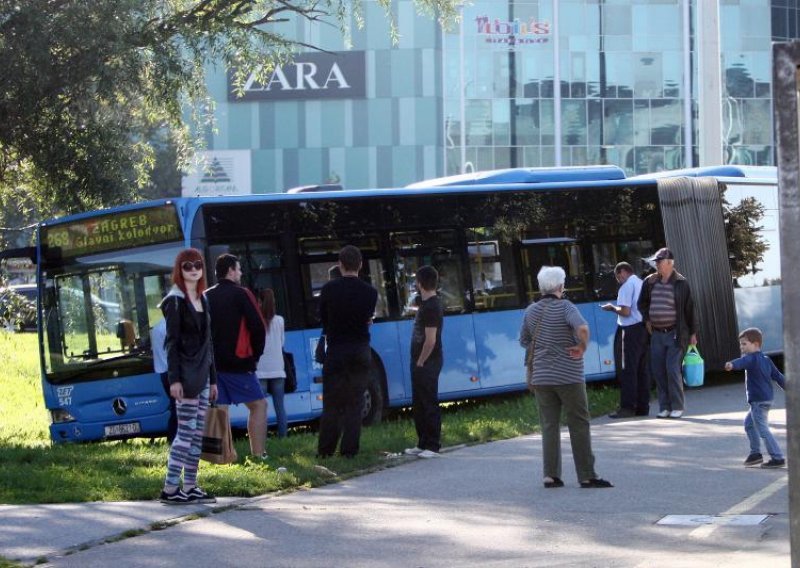 Autobusu kod Avenue Malla otkazale kočnice