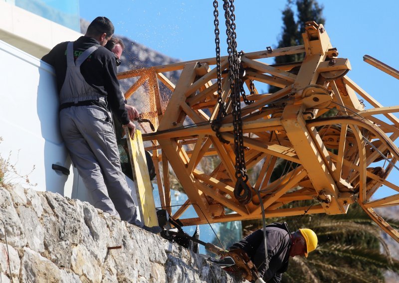 U padu dizalice poginula jedna osoba, šest ih je ozlijeđeno