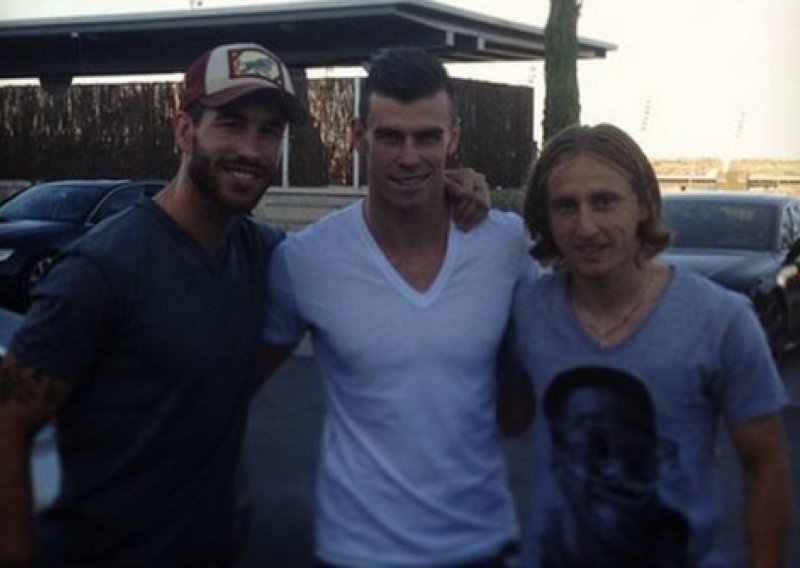 Baleu za uspomenu - fotka s Modrićem i Ramosom