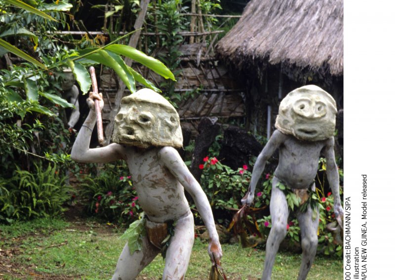 Mačetama i harpunima na turiste u Papui Novoj Gvineji