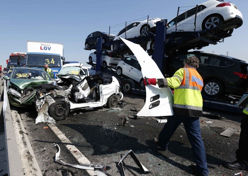 Lančani sudar 100 automobila, osam stradalih