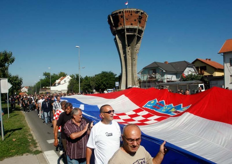 New peace walk held for removal of Cyrillic signs from Vukovar institutions