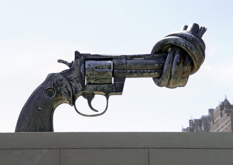 Preminuo Carl Fredrik Reuterswärd, tvorac pištolja simbola mira