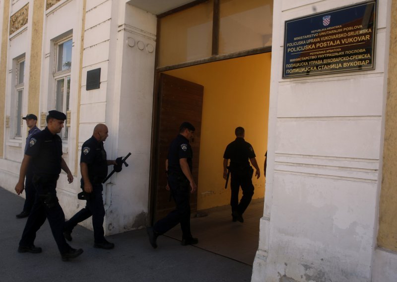 Interventna policija napustila položaje u Vukovaru