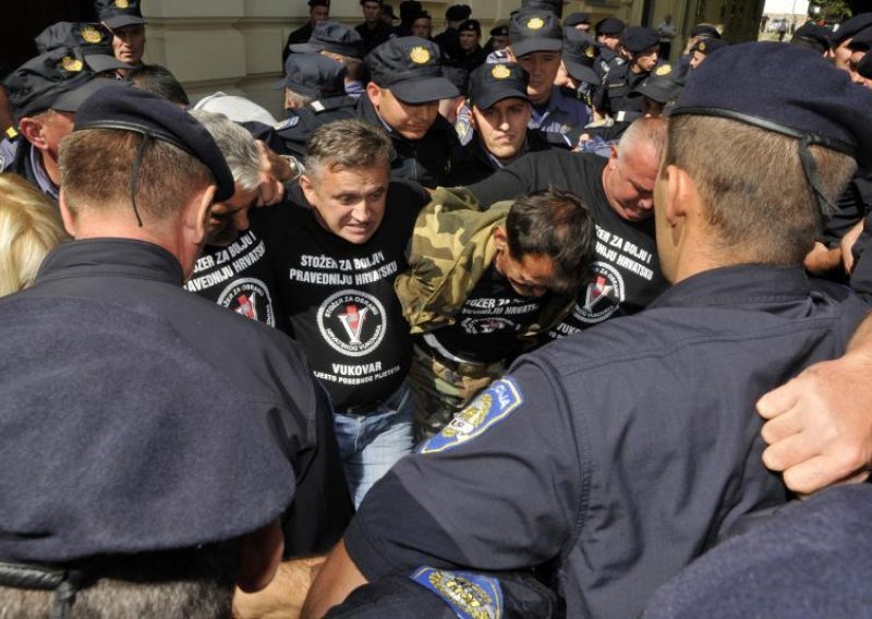 Policija zbog prosvjeda potpuno zatvorila cestu Vukovar - Ilok