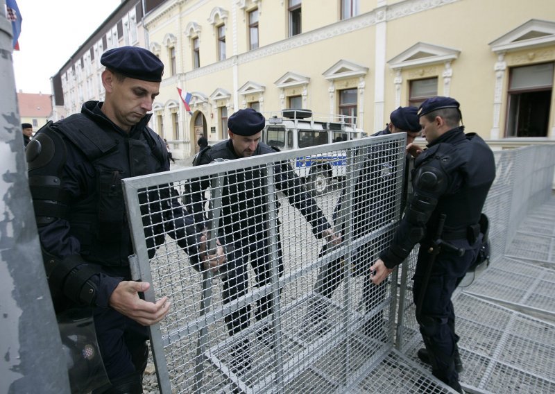 Ploče u Vukovaru čuva oko stotinu interventnih policajaca