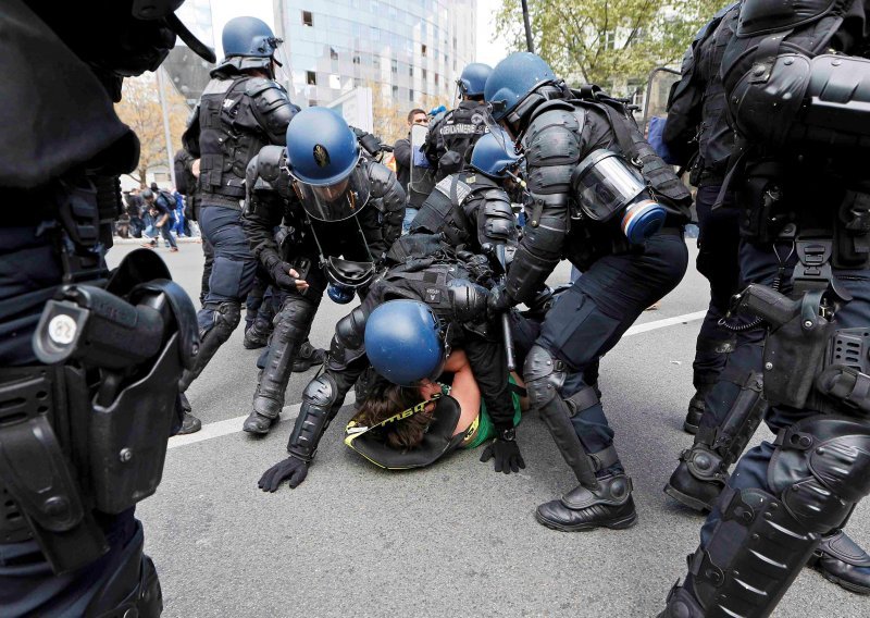 Deseci ozlijeđenih i uhićenih Francuza u prosvjedima zbog neprihvatljivog Zakona o radu