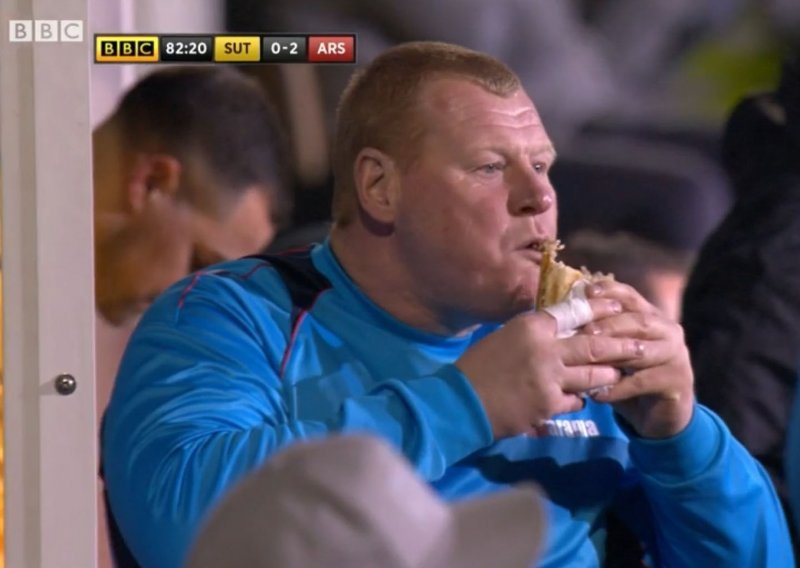 Golman od 130 kilograma 'maznuo' sendvič usred utakmice s Arsenalom