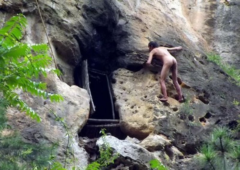 Kinez živi 20 godina u pećini 50 metara iznad tla