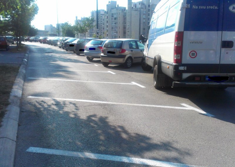 Voze se parkingom, a parkiraju na ulici