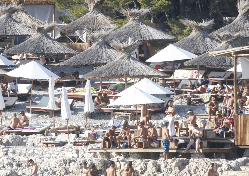 Inspekcija zatvara hvarski Carpe Diem Beach zbog 120 tisuća kuna viška