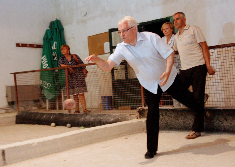 Pogledajte kako Josipović provodi odmor u Baškoj Vodi