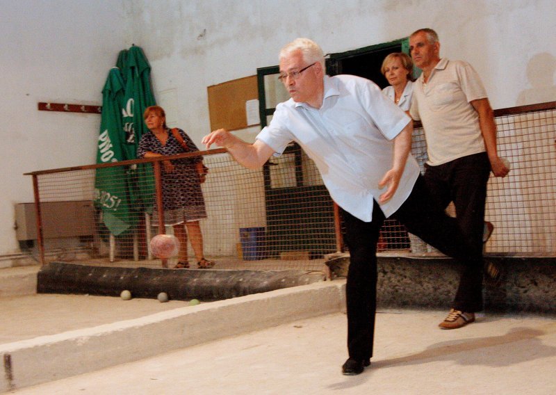 Pogledajte kako Josipović provodi odmor u Baškoj Vodi