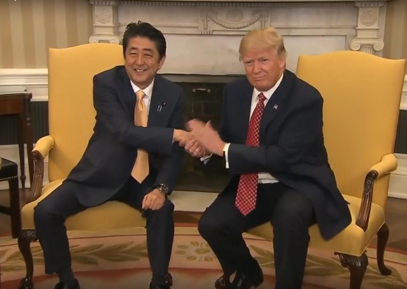 Primjećujete li nešto neobično u Trumpovom rukovanju?