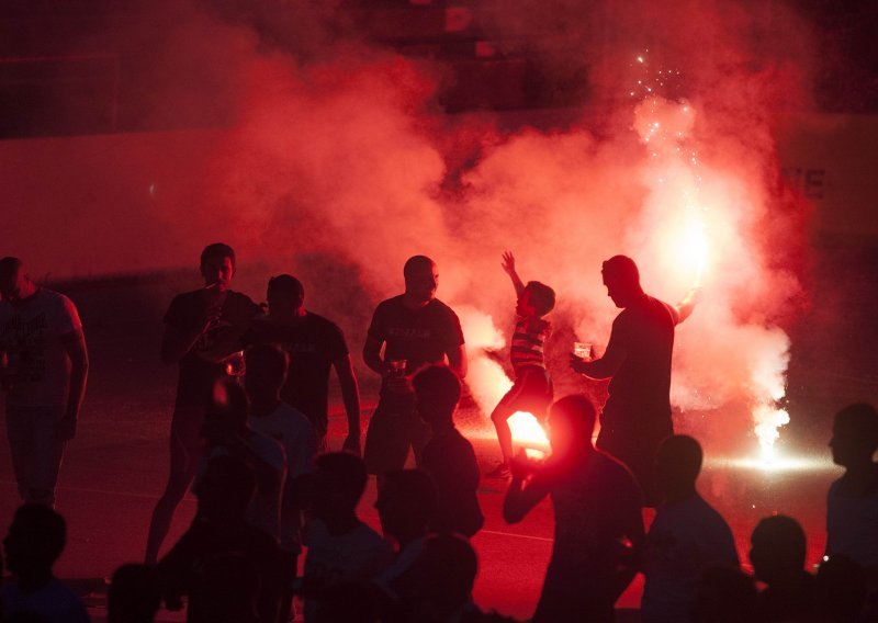 Torcida uz pjesmu i dim poručila Uefi: Nerazdvojni smo