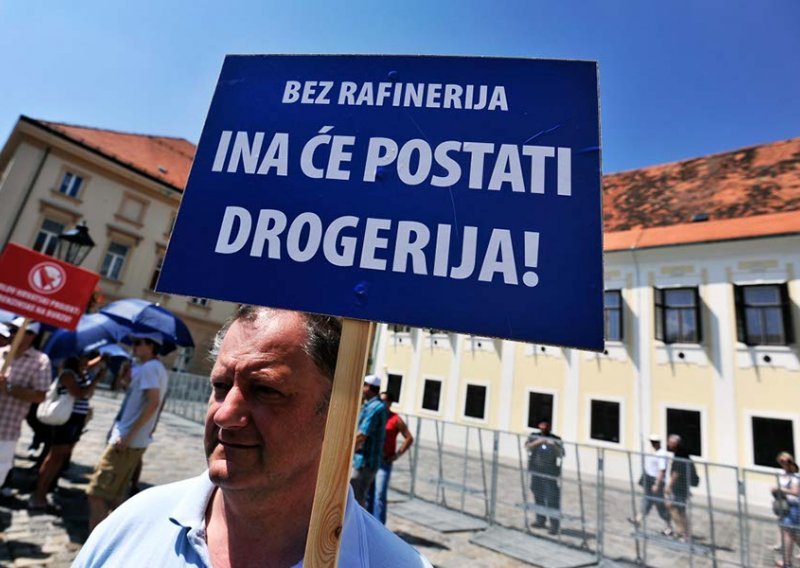 Radnici INA-e prosvjeduju protiv davanja crpki u privatne ruke