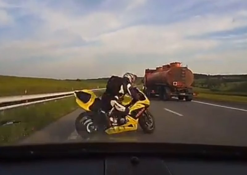 Automobil s leđa, najgore što si motociklist može priuštiti...