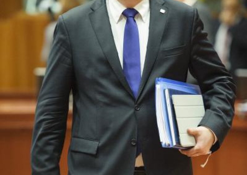 Bivši češki premijer Nečas priznao vezu sa suradnicom
