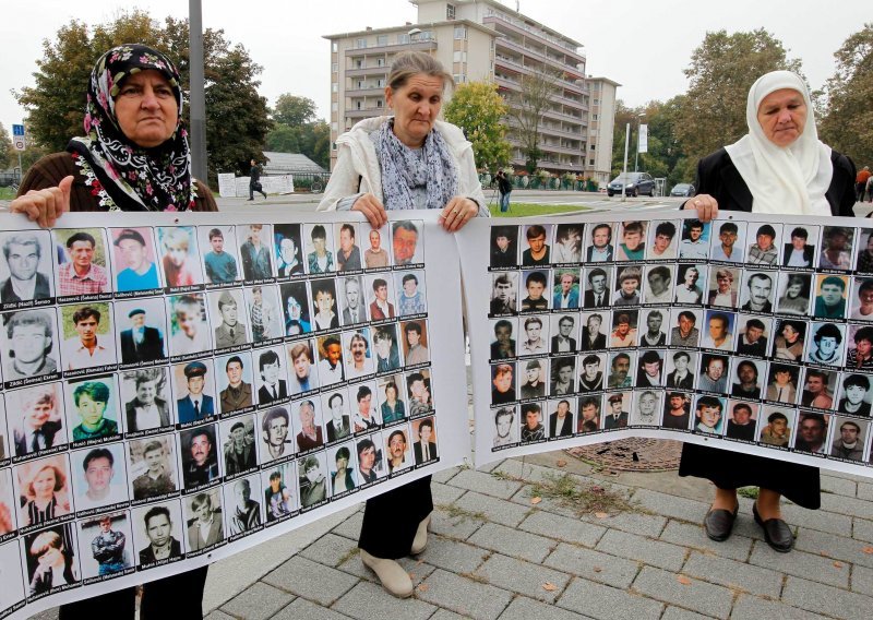 Police attempt to prevent marking of crime outside Srebrenica