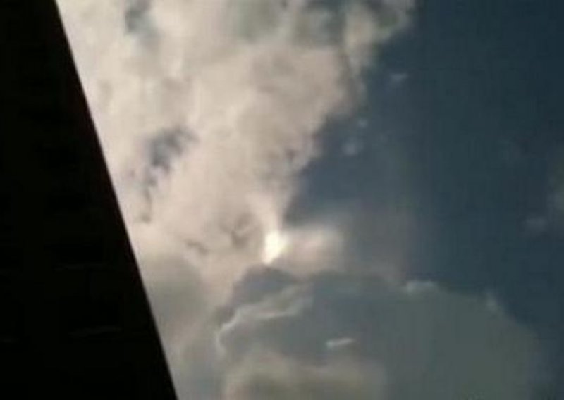 Je li ovo snimka oblaka ili NLO-a?