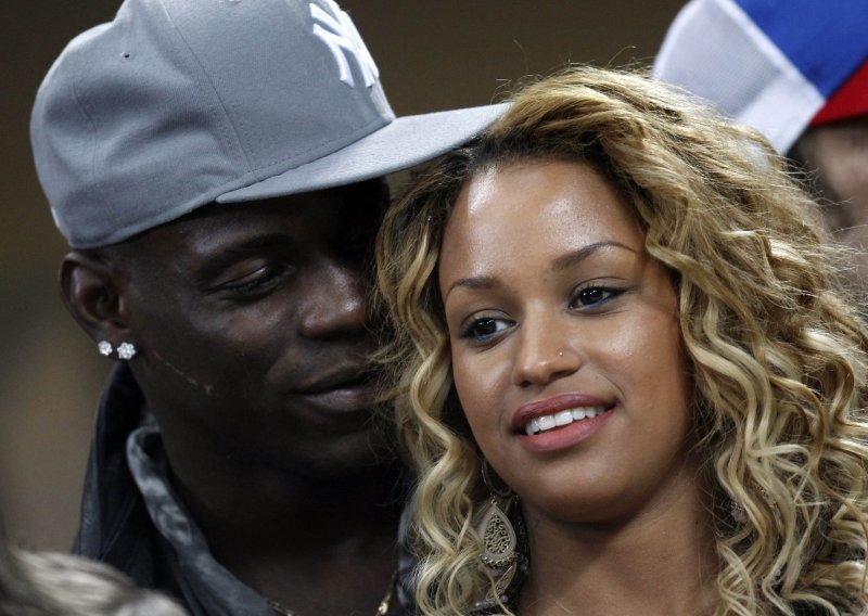 Balotelli i Robinho slavili pad Barce sa seksi Fanny