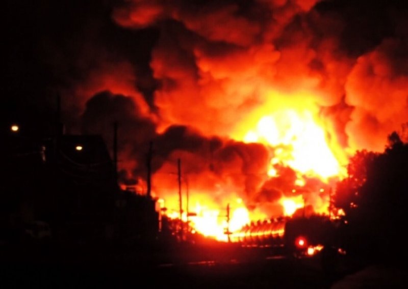Kanada: Vlak sa zapaljivom tekućinom iskočio iz tračnica, buknuo požar