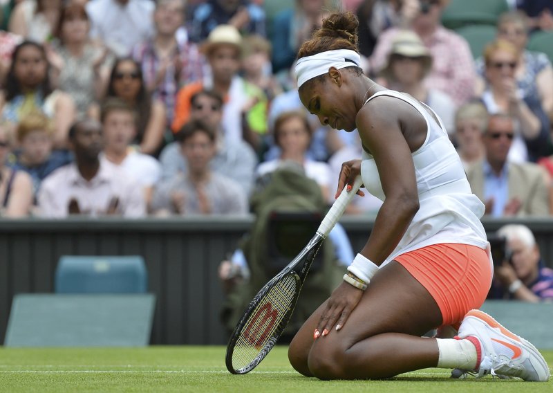 Novo wimbledonsko čudo, Serena na koljenima