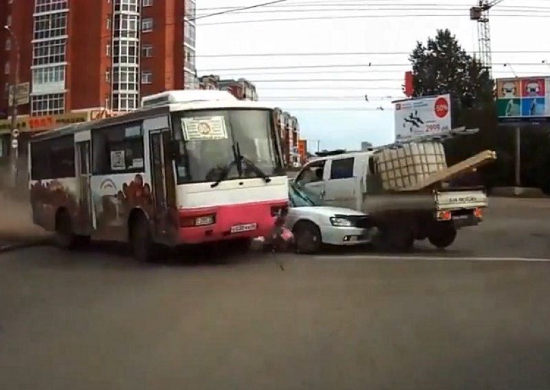 Pogledajte kako bus izvan kontrole mete druga vozila!