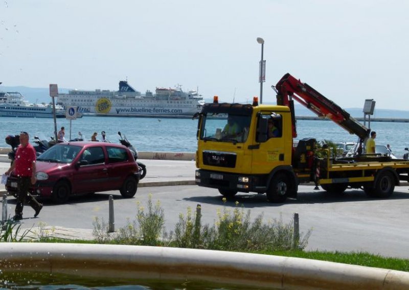 Napao policajku i djelatnike pauk službe i na silu odvezao auto