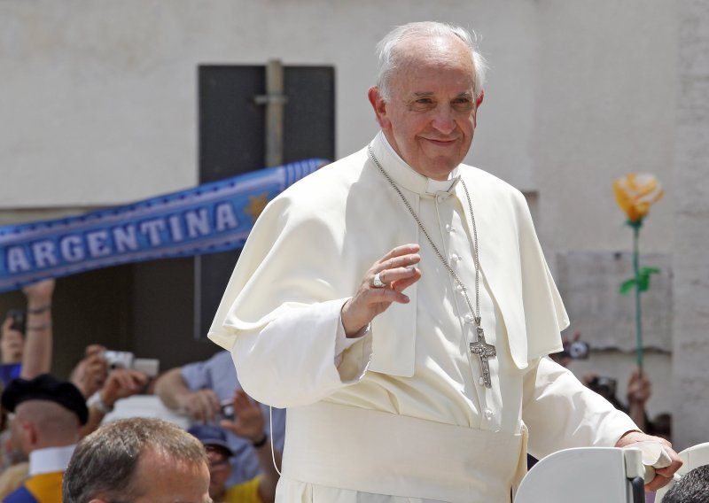 Papa Franjo kritizira "lažne vijesti"