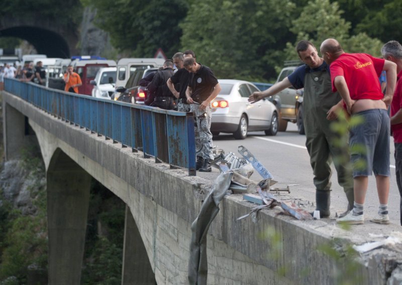 19 poginulih i 27 ranjenih u slijetanju autobusa u ponor